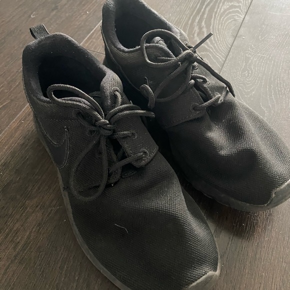 All Black Nike Running Shoes - Picture 1 of 2